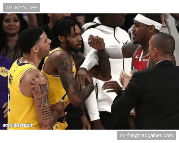 佛罗伦萨球迷高举科米索画像，主场悼念气氛凝重